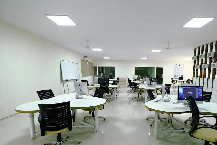 Apple Lab 2 at Swarrnim University
